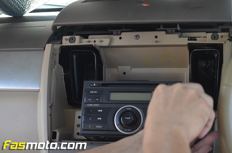 fasmoto-kenwood-kmm-bt302-nissan-latio-installation-02