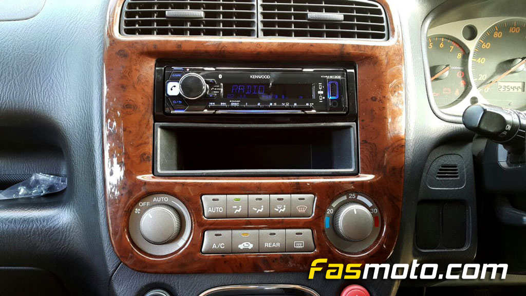 honda-stream-kenwood-kmm-bt302-4