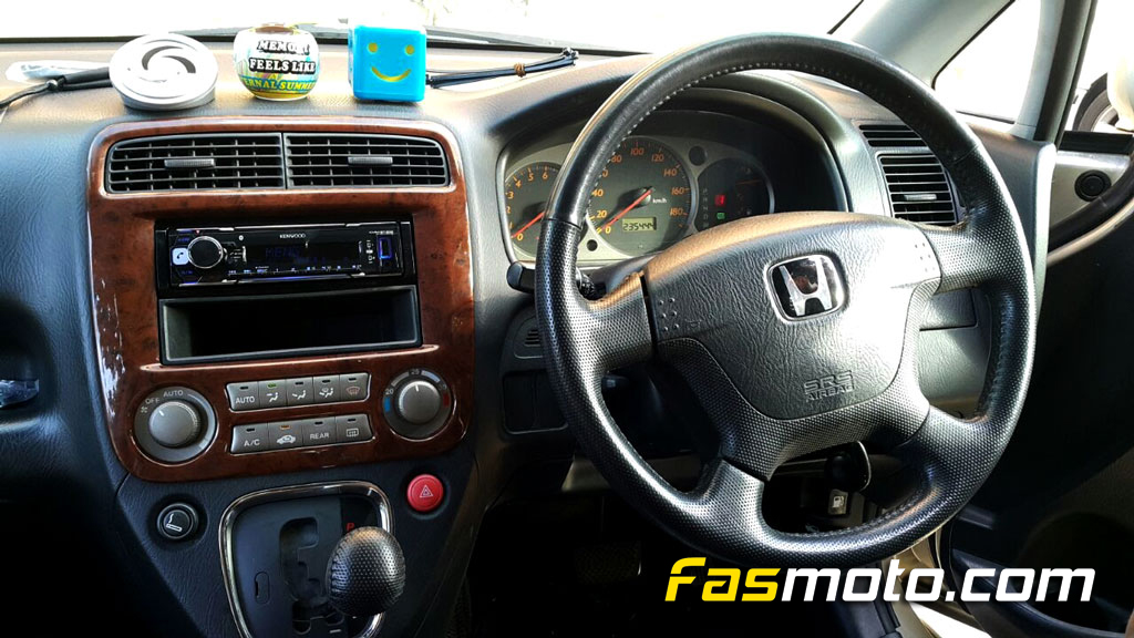 honda-stream-kenwood-kmm-bt302-5