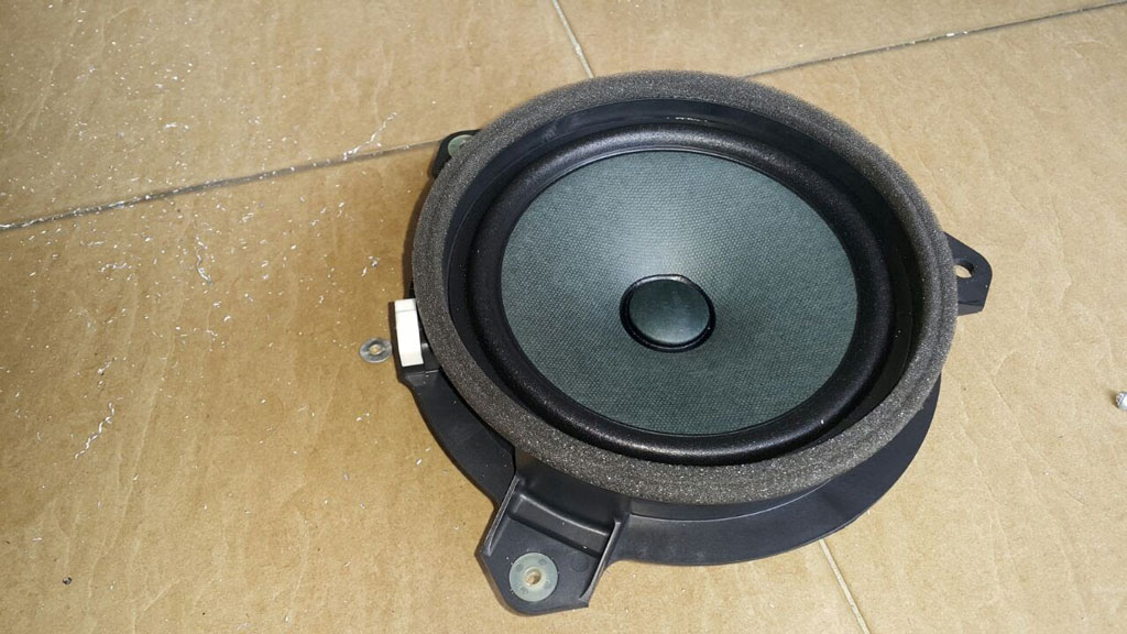 toyota-altis-pioneer-speakers-7